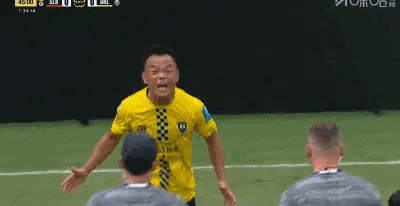 关于本菲卡场边指挥情绪激动，马竞队员怒摔水瓶的信息